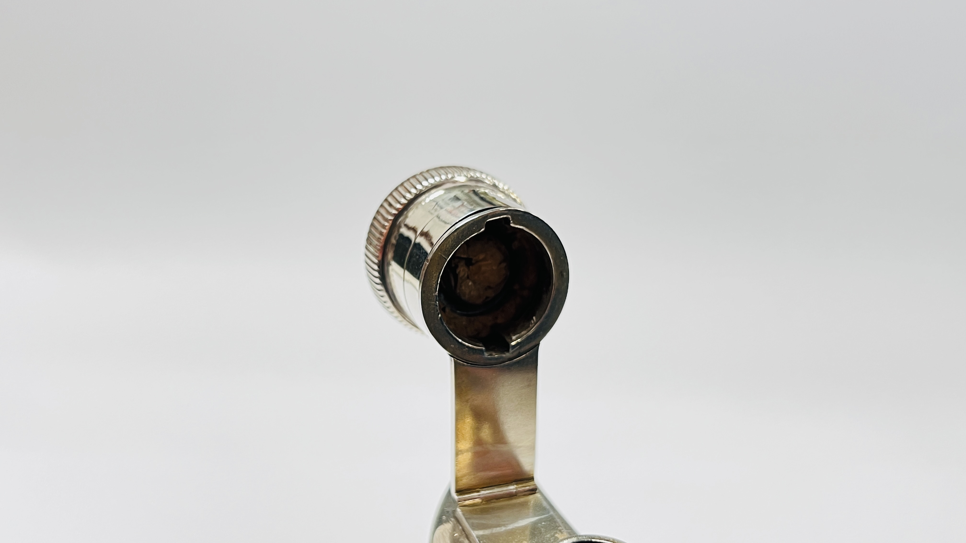 AN EDWARDIAN SILVER FLASK, LONDON ASSAY 1909 MAKER G & S CO. LTD H 9 X W 7.5CM. - Image 7 of 10