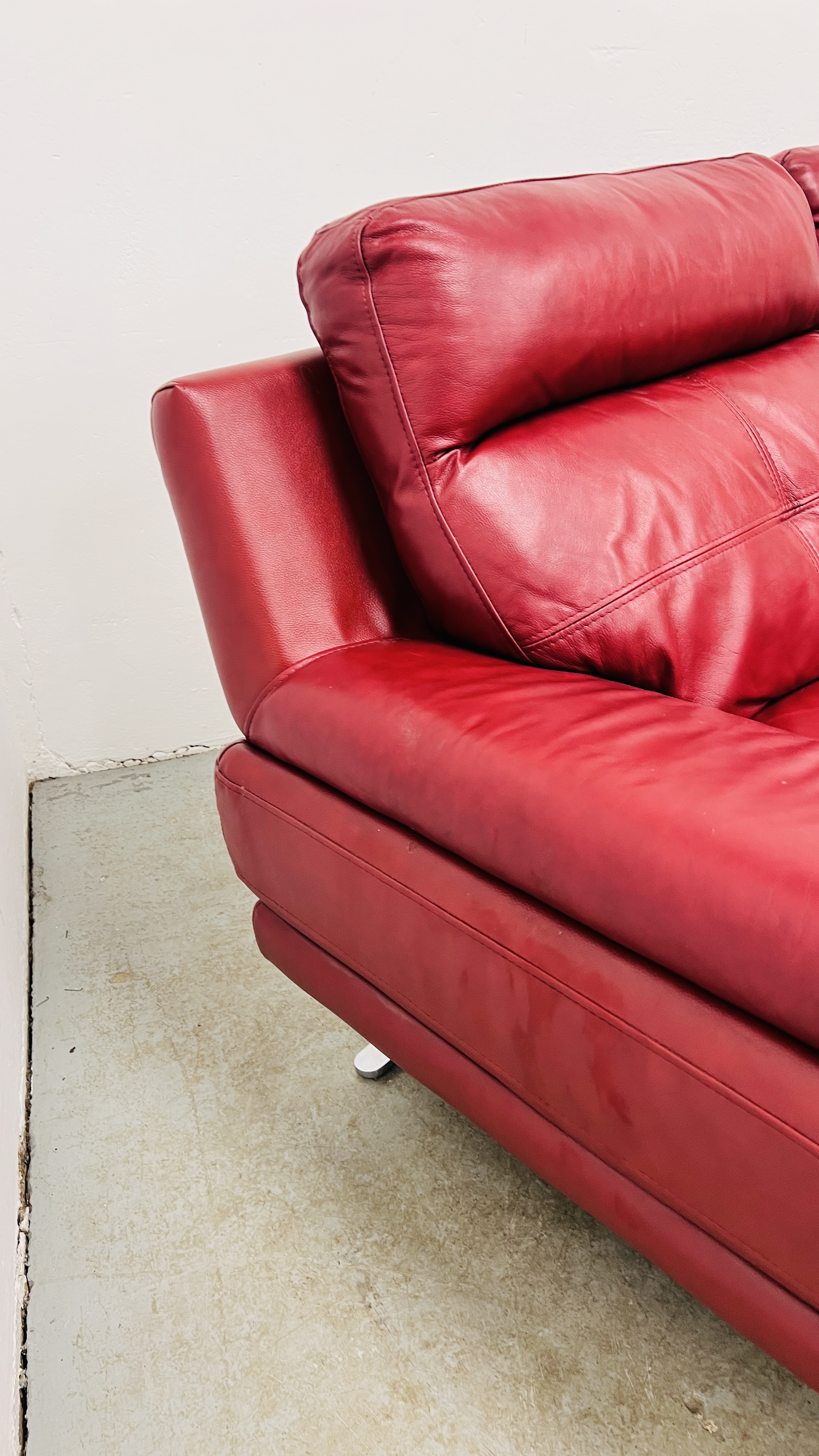 A DESIGNER ITALIAN RED LEATHER TWO SEATER SOFA W 180CM. - Image 8 of 10