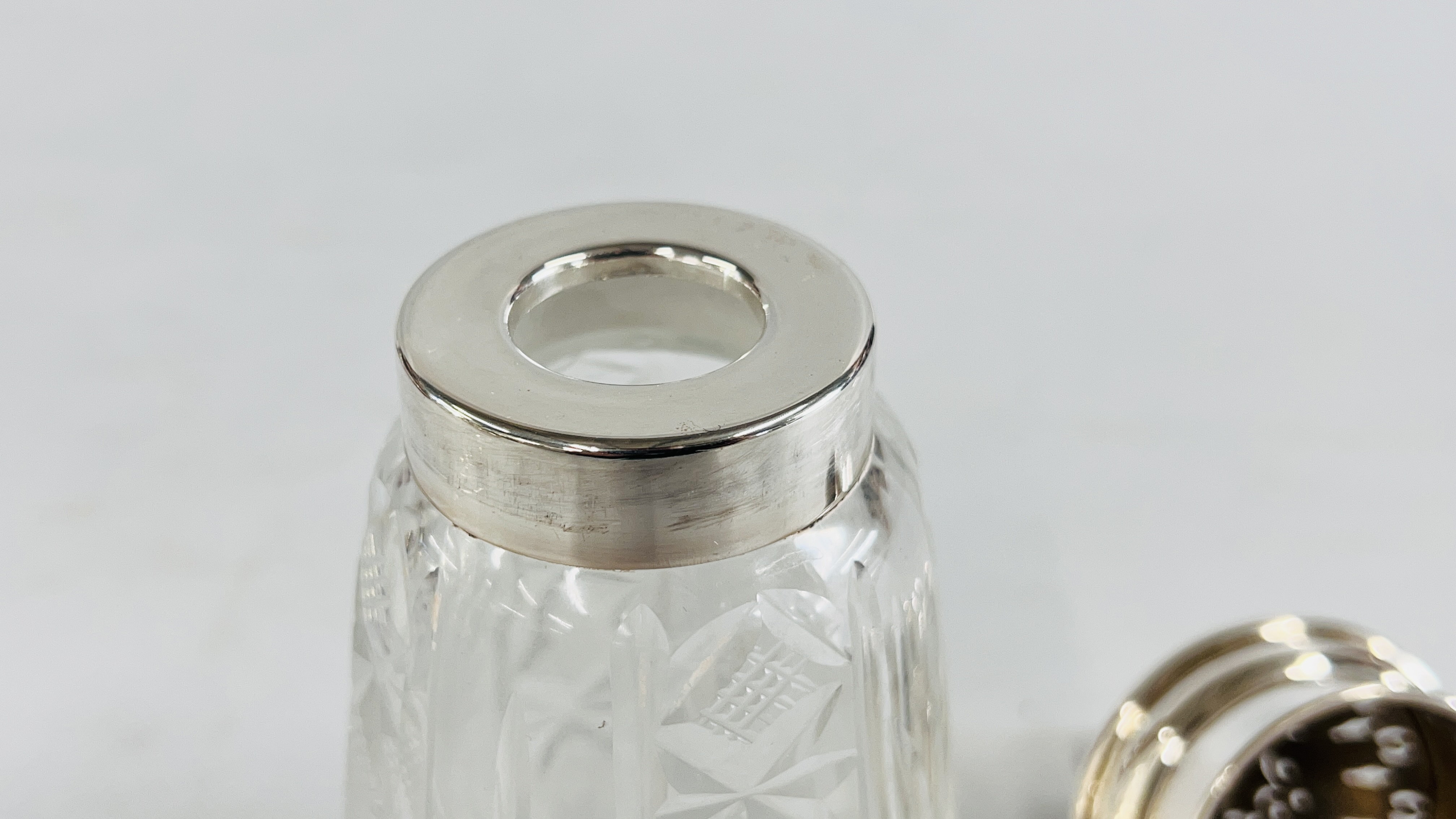 A CUT GLASS SILVER TOPPED SIFTER BIRMINGHAM ASSAY B.E.S & CO. - H 16CM. - Image 11 of 12
