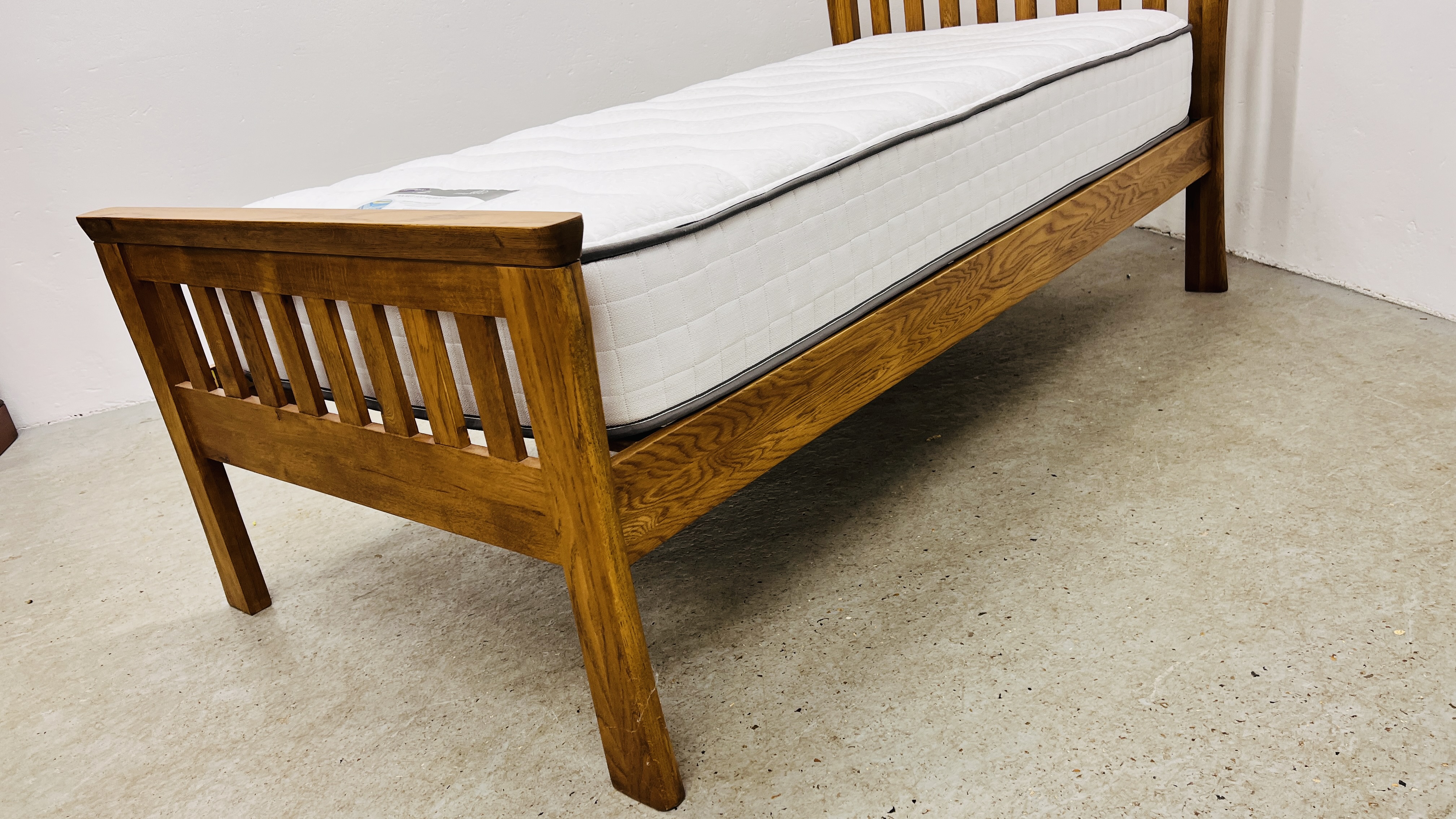 A GOOD QUALITY SOLID OAK SINGLE BED FRAME WITH SILENTNIGHT MIRROR POCKET 800 MEMORY MATTRESS. - Image 3 of 7