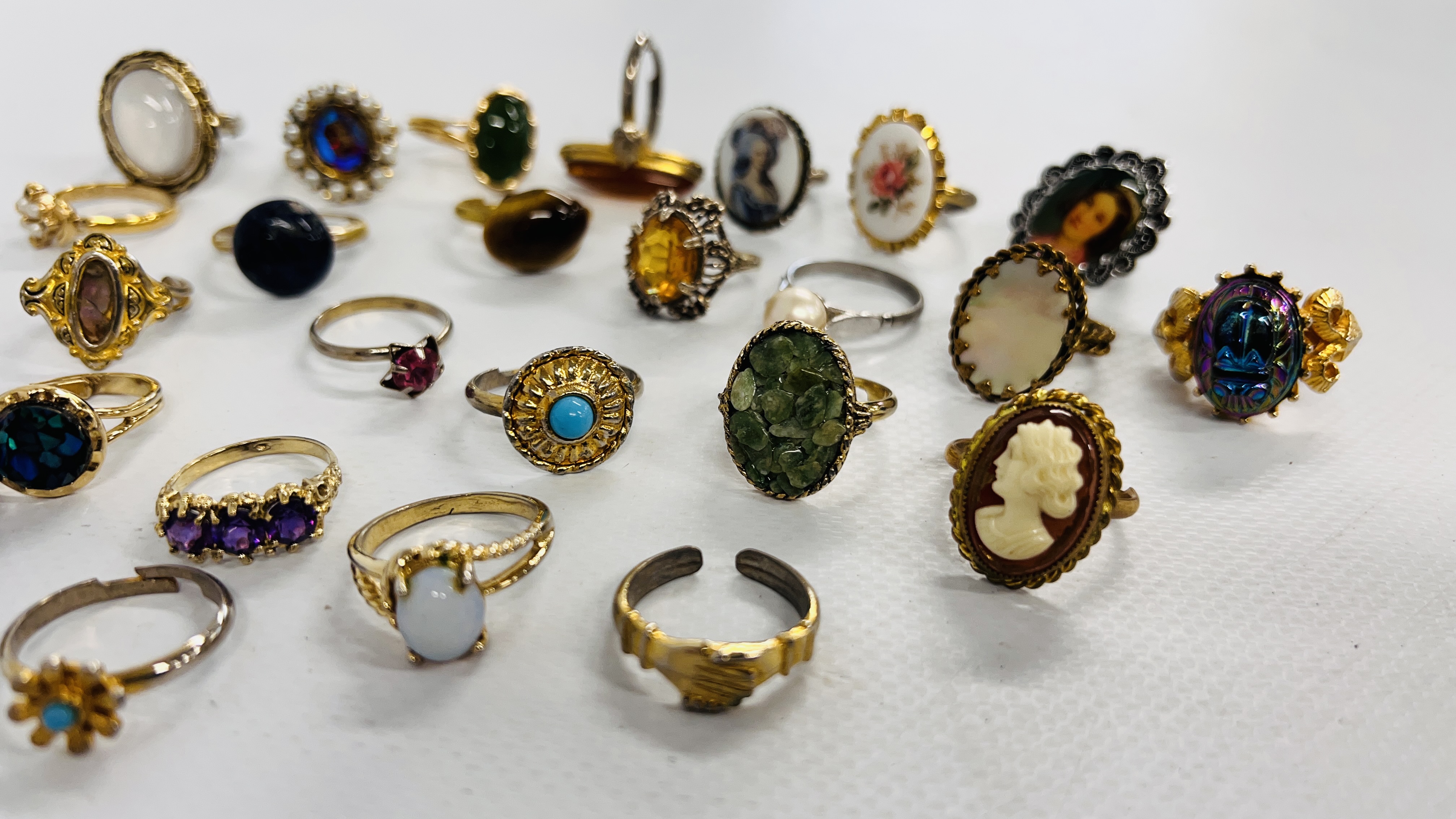 A BAG OF 27 ASSORTED WHITE METAL AND GOLD TONE RINGS TO INCLUDE MANY STONE SET EXAMPLES. - Image 3 of 10