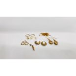 A GROUP OF YELLOW METAL SCRAP JEWELLERY TO INCLUDE A PAIR OF 9CT GOLD HOOP EARRINGS A/F.