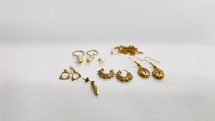A GROUP OF YELLOW METAL SCRAP JEWELLERY TO INCLUDE A PAIR OF 9CT GOLD HOOP EARRINGS A/F.