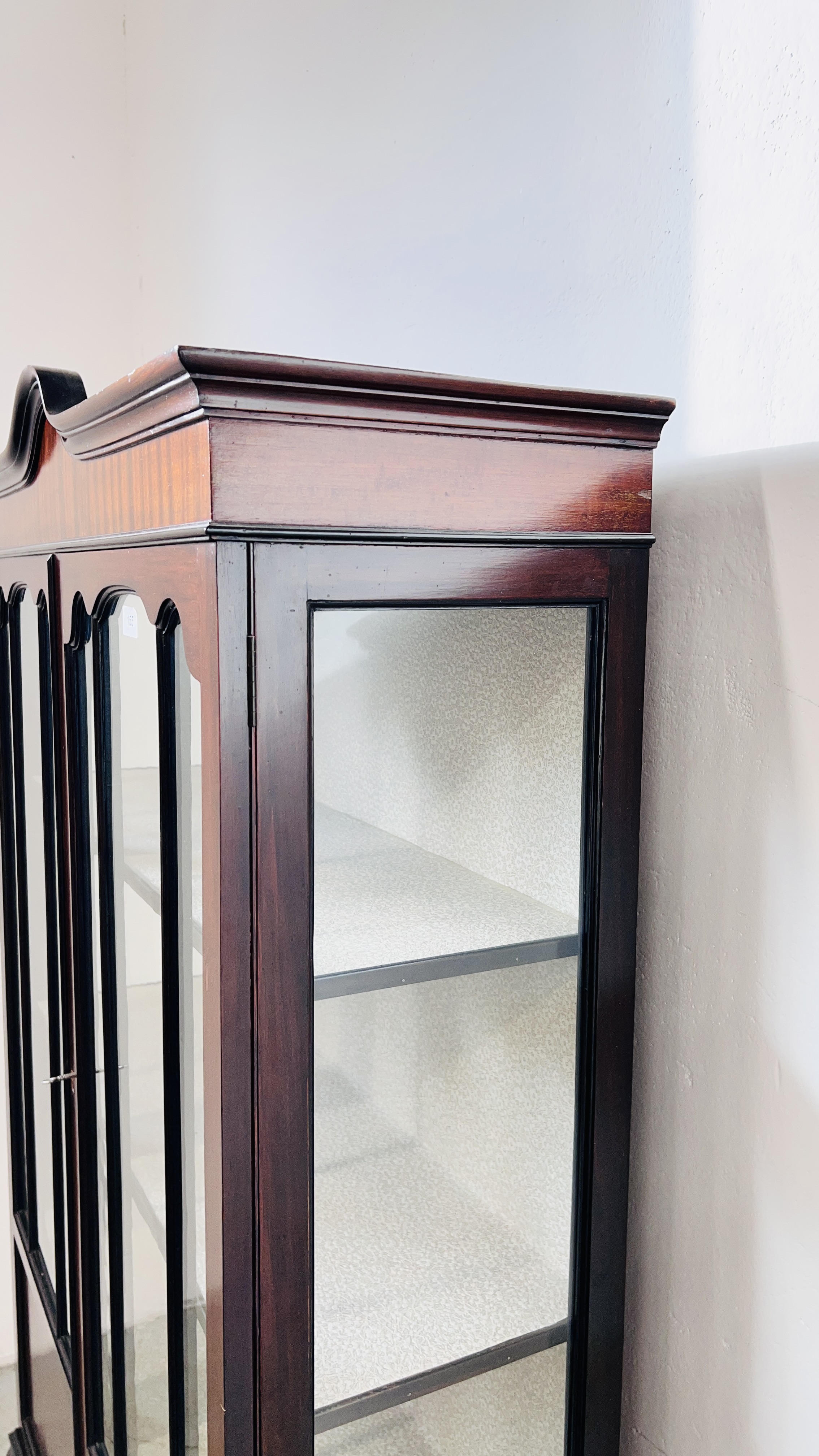 A VINTAGE STYLE MAHOGANY GLAZED TWO DOOR DISPLAY CABINET WITH SHAPED PEDIMENT, - Image 3 of 10