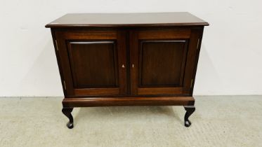A TWO DOOR MAHOGANY CABINET STANDING ON QUEEN ANNE LEG, BESPOKE CRAFTED BY ROGER BACON, W 92CM,