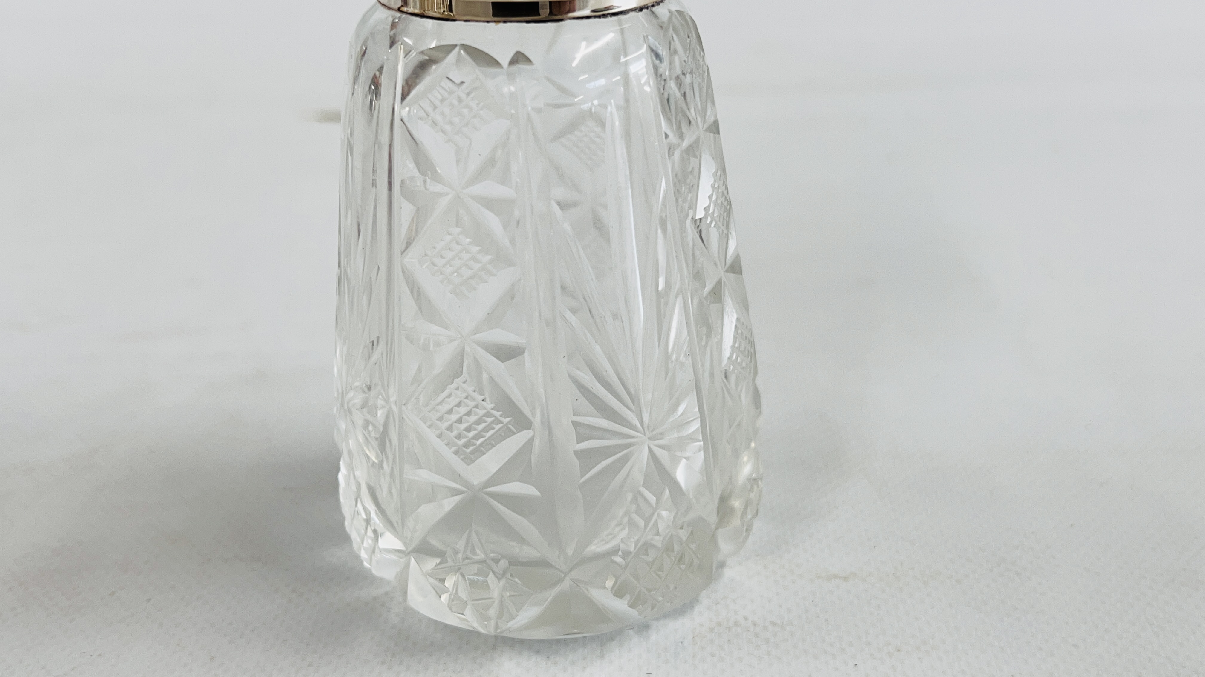 A CUT GLASS SILVER TOPPED SIFTER BIRMINGHAM ASSAY B.E.S & CO. - H 16CM. - Image 8 of 12