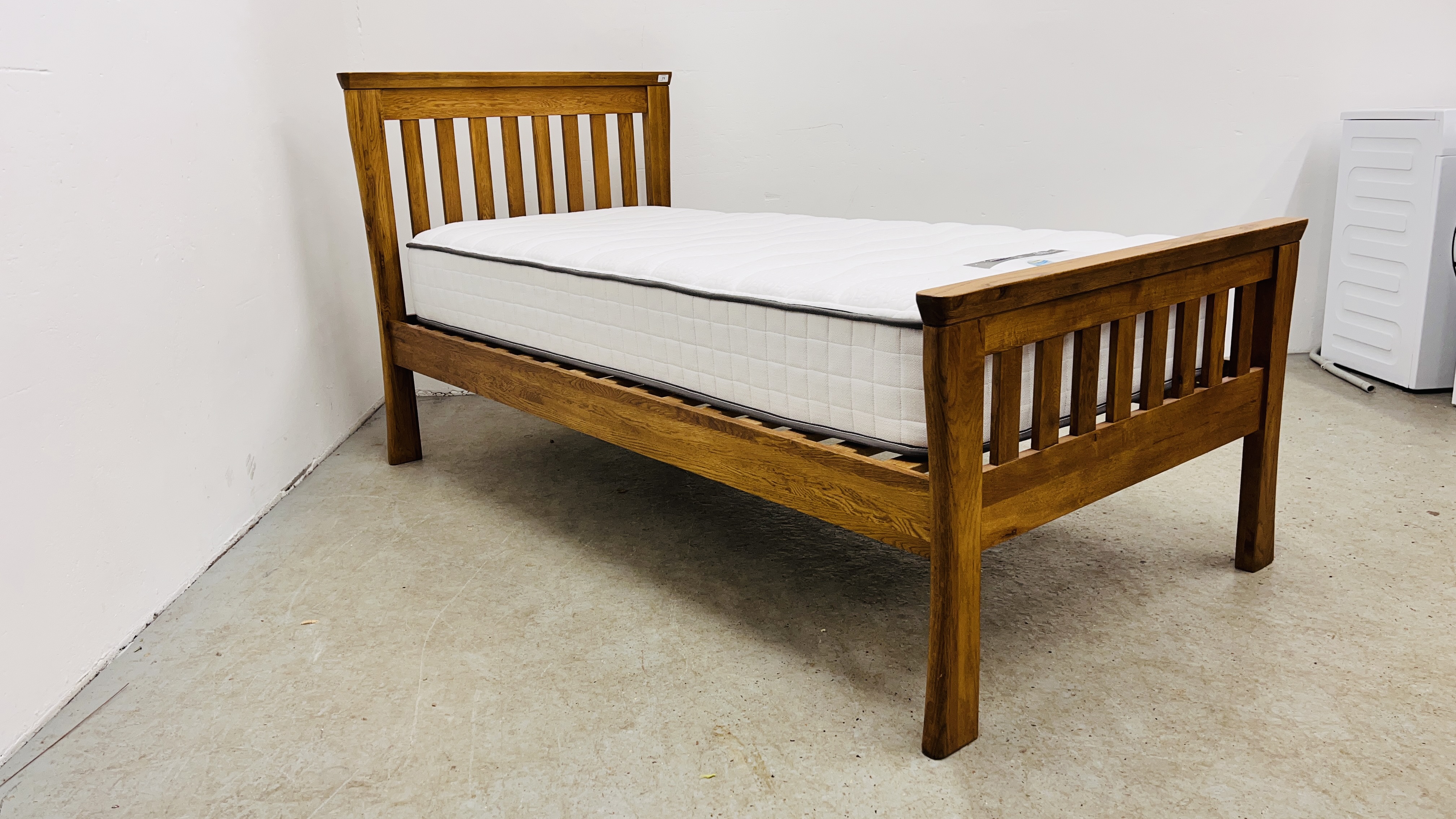 A GOOD QUALITY SOLID OAK SINGLE BED FRAME WITH SILENTNIGHT MIRROR POCKET 800 MEMORY MATTRESS. - Image 7 of 7
