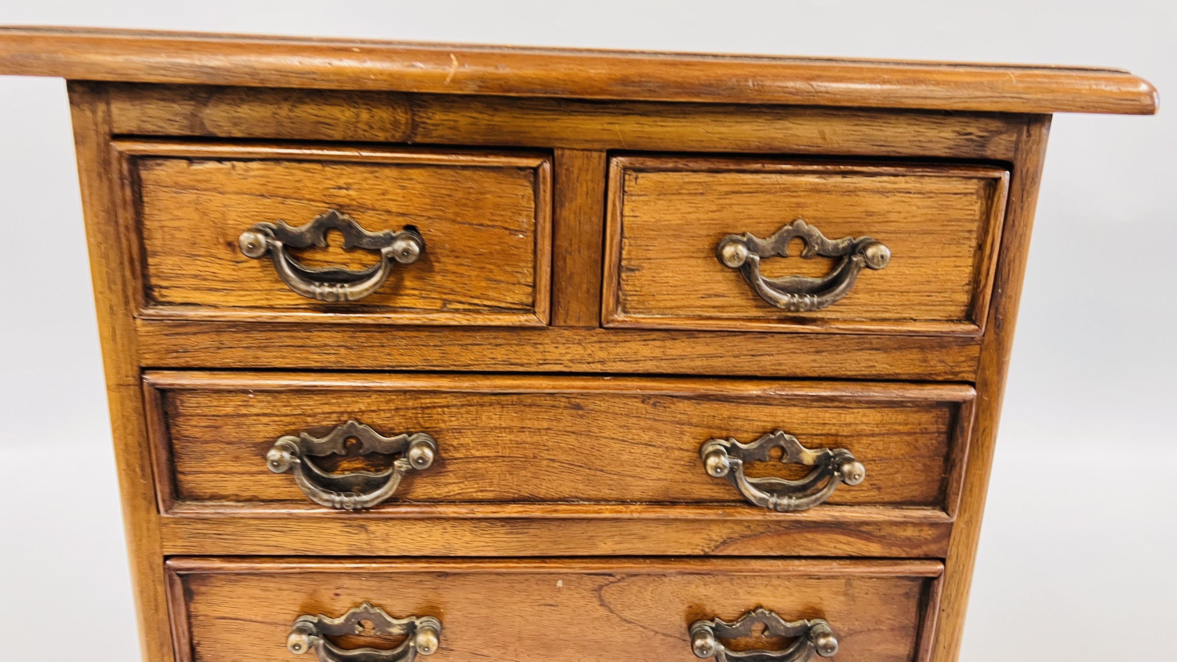 A MINIATURE 2 OVER 3 OAK CHEST OF DRAWERS, W 36CM X D 23CM X H 40CM. - Image 3 of 6