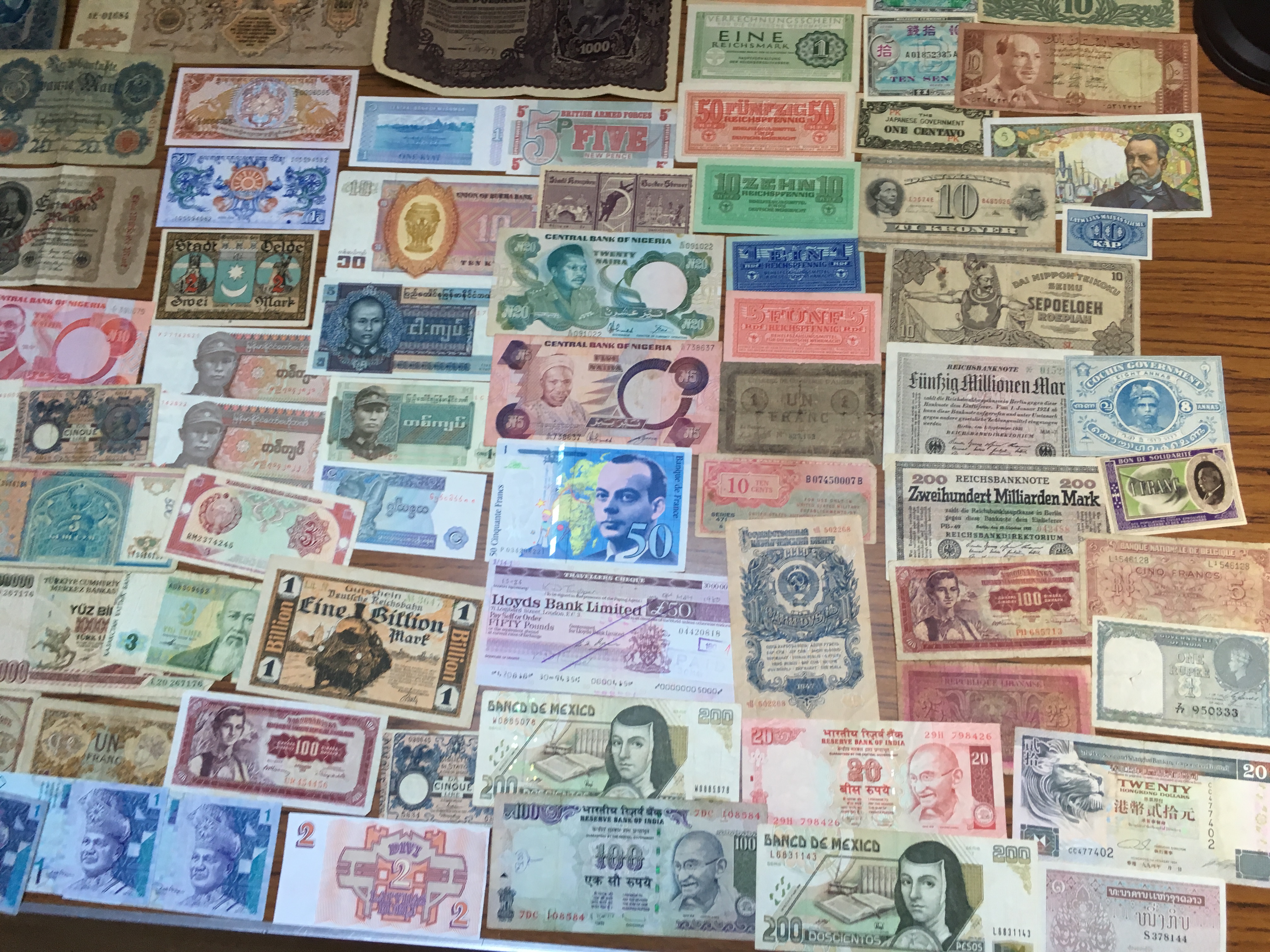 BANKNOTES: PACKET OF MIXED OVERSEAS NOTES IN VARIOUS GRADES (APPROX 105). - Image 2 of 14