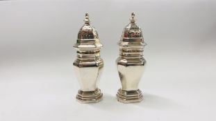 A PAIR OF ANTIQUE SILVER PEPPER POTS, BIRMINGHAM ASSAY 1922 MAKER BARNARDS H 9CM.