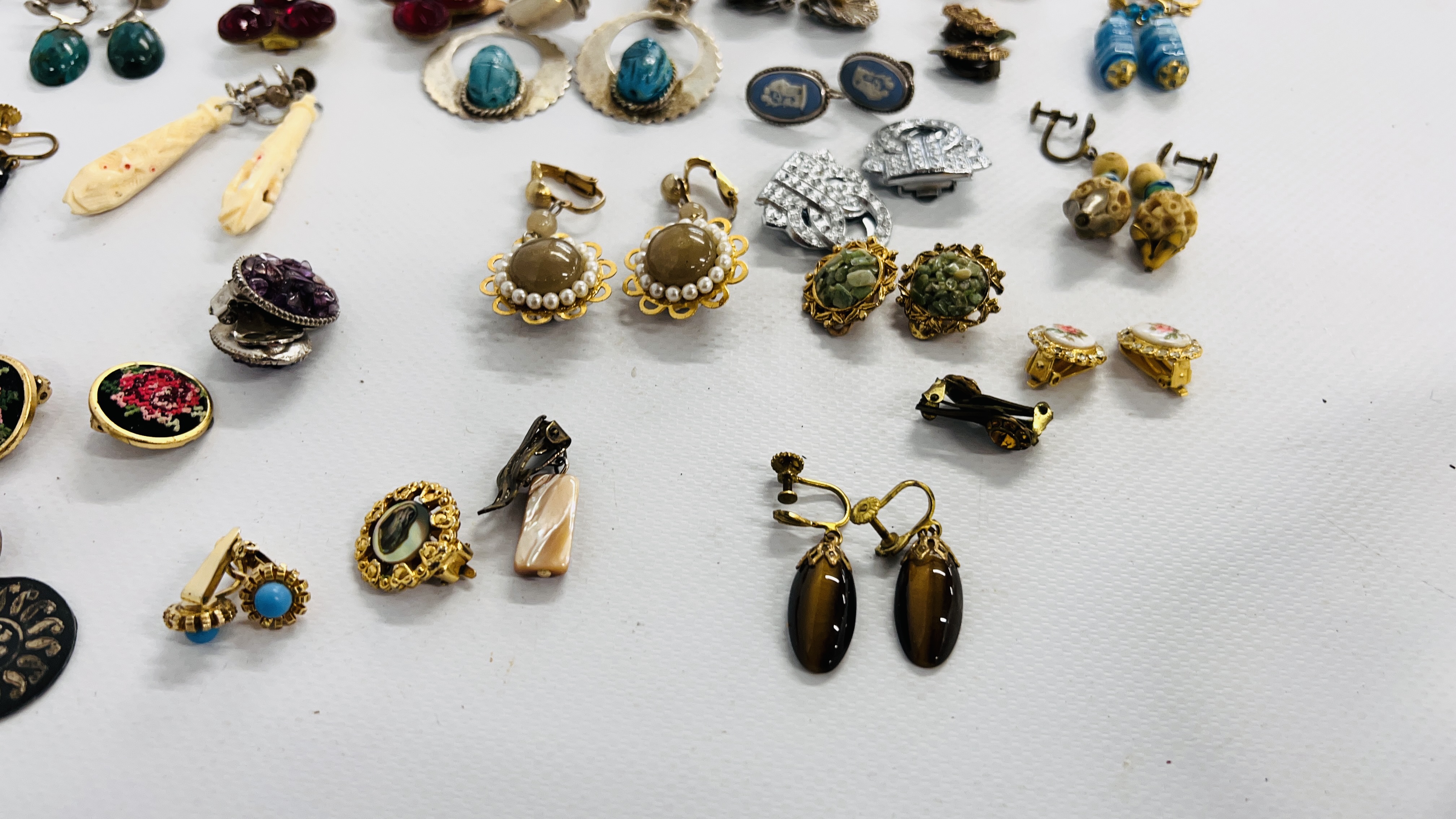 A TRAY CONTAINING APPROX 37 PAIRS OF MODERN AND VINTAGE EARRINGS ETC. - Image 8 of 8