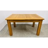 A MODERN SOLID LIGHT OAK EXTENDING DINING TABLE WITH TWO EXTENSION LEAVES - W 132CM,