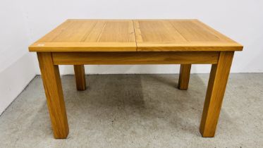 A MODERN SOLID LIGHT OAK EXTENDING DINING TABLE WITH TWO EXTENSION LEAVES - W 132CM,