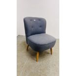 A MODERN GREY UPHOLSTERED ACCENT CHAIR.