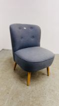 A MODERN GREY UPHOLSTERED ACCENT CHAIR.