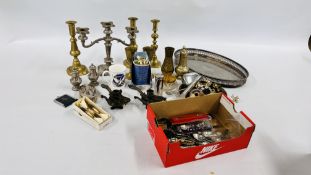 A BOX OF ASSORTED METALWARE TO INCLUDE BRASS CANDLESTICKS,