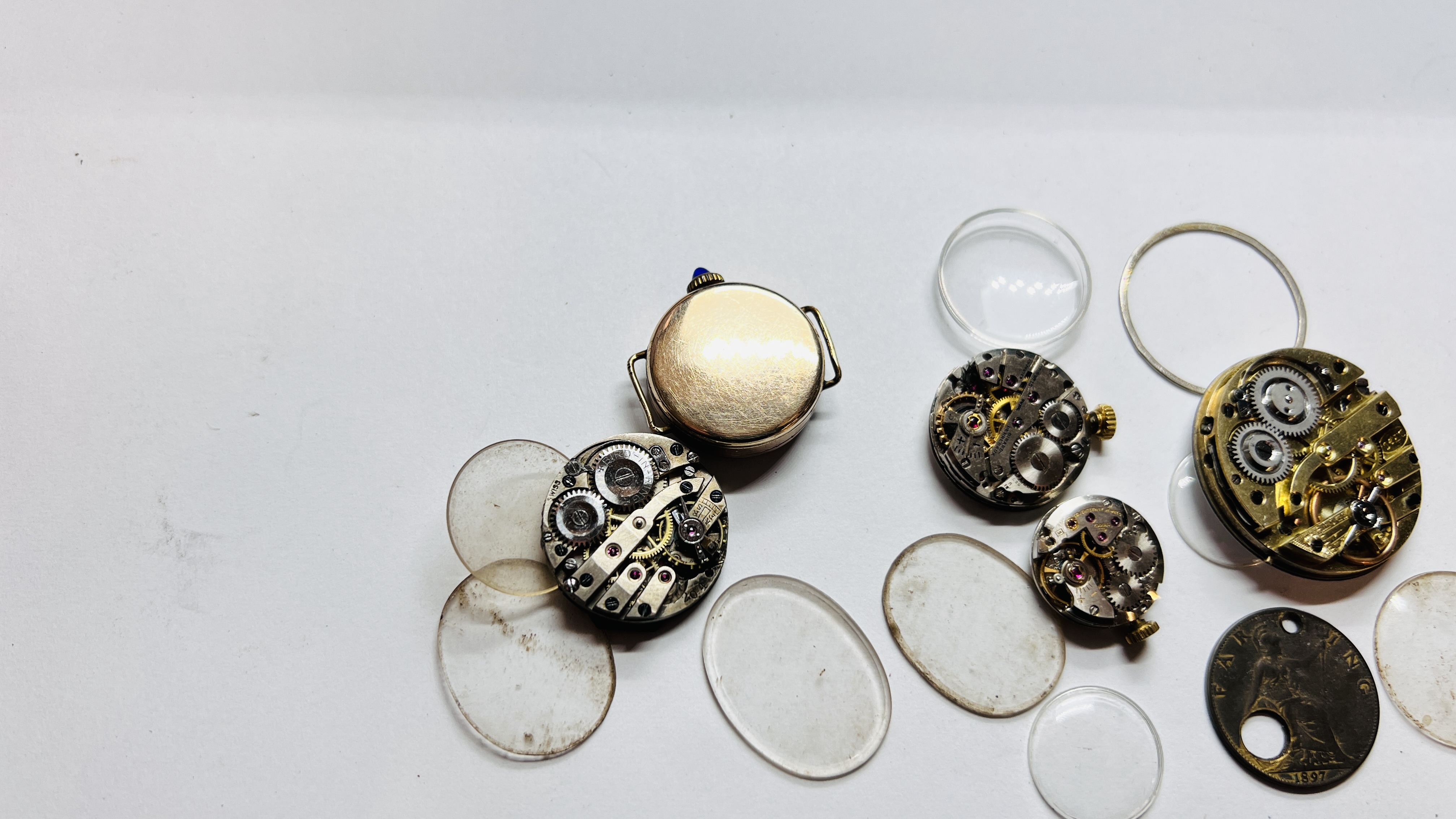 A GROUP OF VINTAGE WATCH FACES AND GLASSES TO INCLUDE ENAMELED AND EXAMPLES MARKED MEDANA, - Image 9 of 9