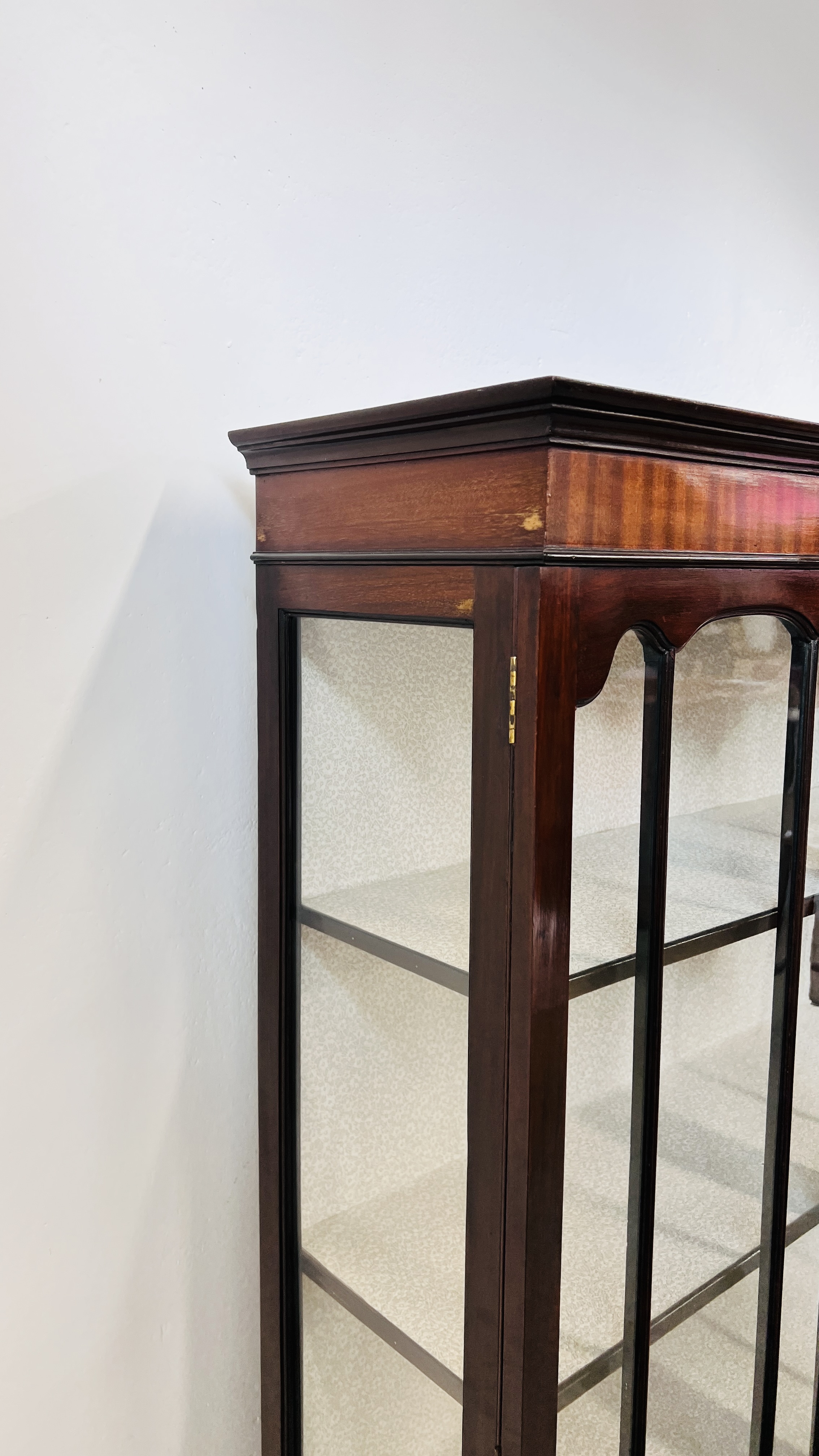 A VINTAGE STYLE MAHOGANY GLAZED TWO DOOR DISPLAY CABINET WITH SHAPED PEDIMENT, - Image 8 of 10
