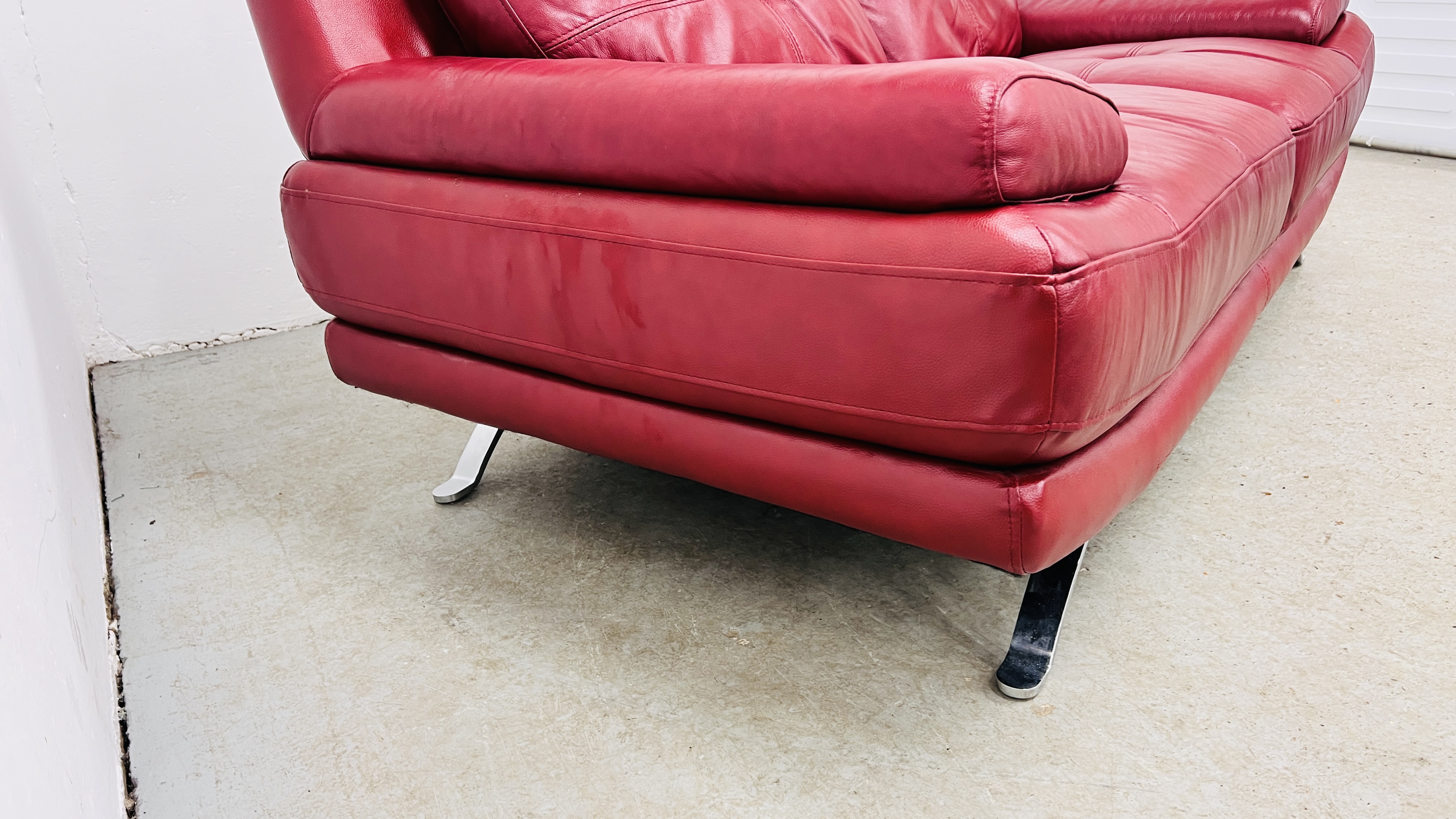 A DESIGNER ITALIAN RED LEATHER TWO SEATER SOFA W 180CM. - Image 7 of 10