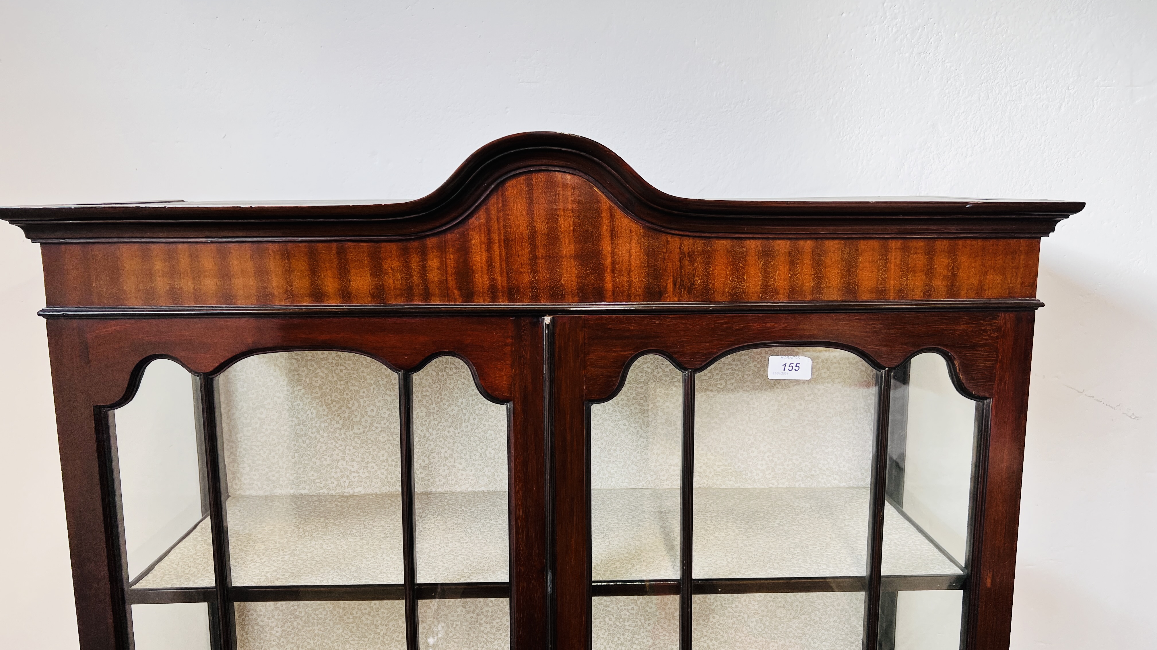 A VINTAGE STYLE MAHOGANY GLAZED TWO DOOR DISPLAY CABINET WITH SHAPED PEDIMENT, - Image 5 of 10
