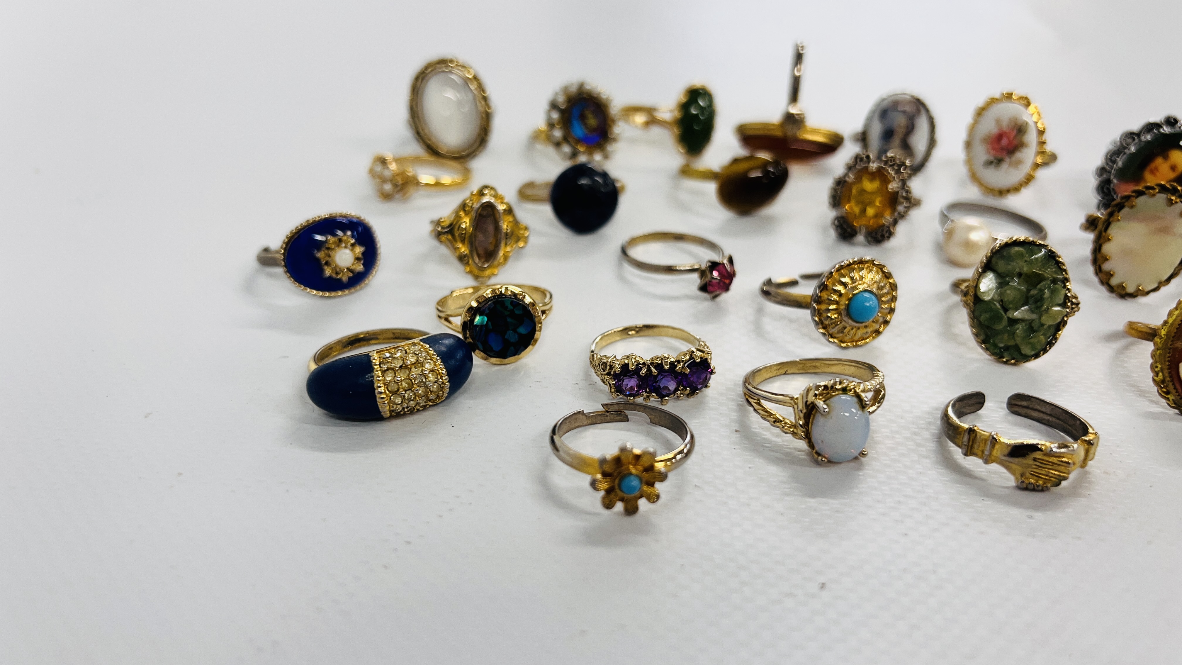 A BAG OF 27 ASSORTED WHITE METAL AND GOLD TONE RINGS TO INCLUDE MANY STONE SET EXAMPLES. - Image 2 of 10