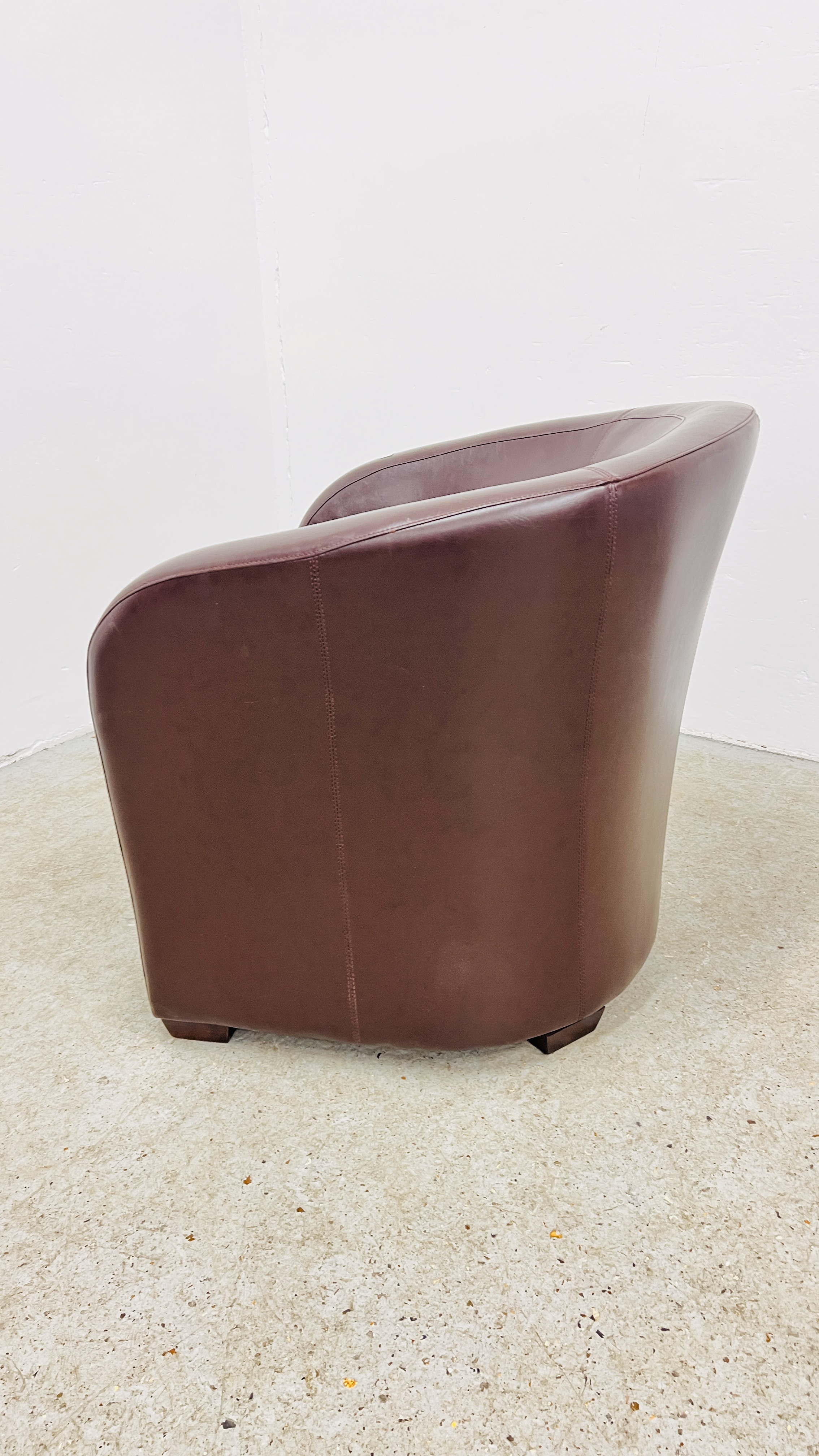 A MODERN BROWN FAUX LEATHER TUB CHAIR. - Image 5 of 5