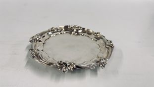 AN ANTIQUE SILVER TEAPOT STAND LONDON ASSAY MAKER J.J. ANGELL. DIAM. 17CM.