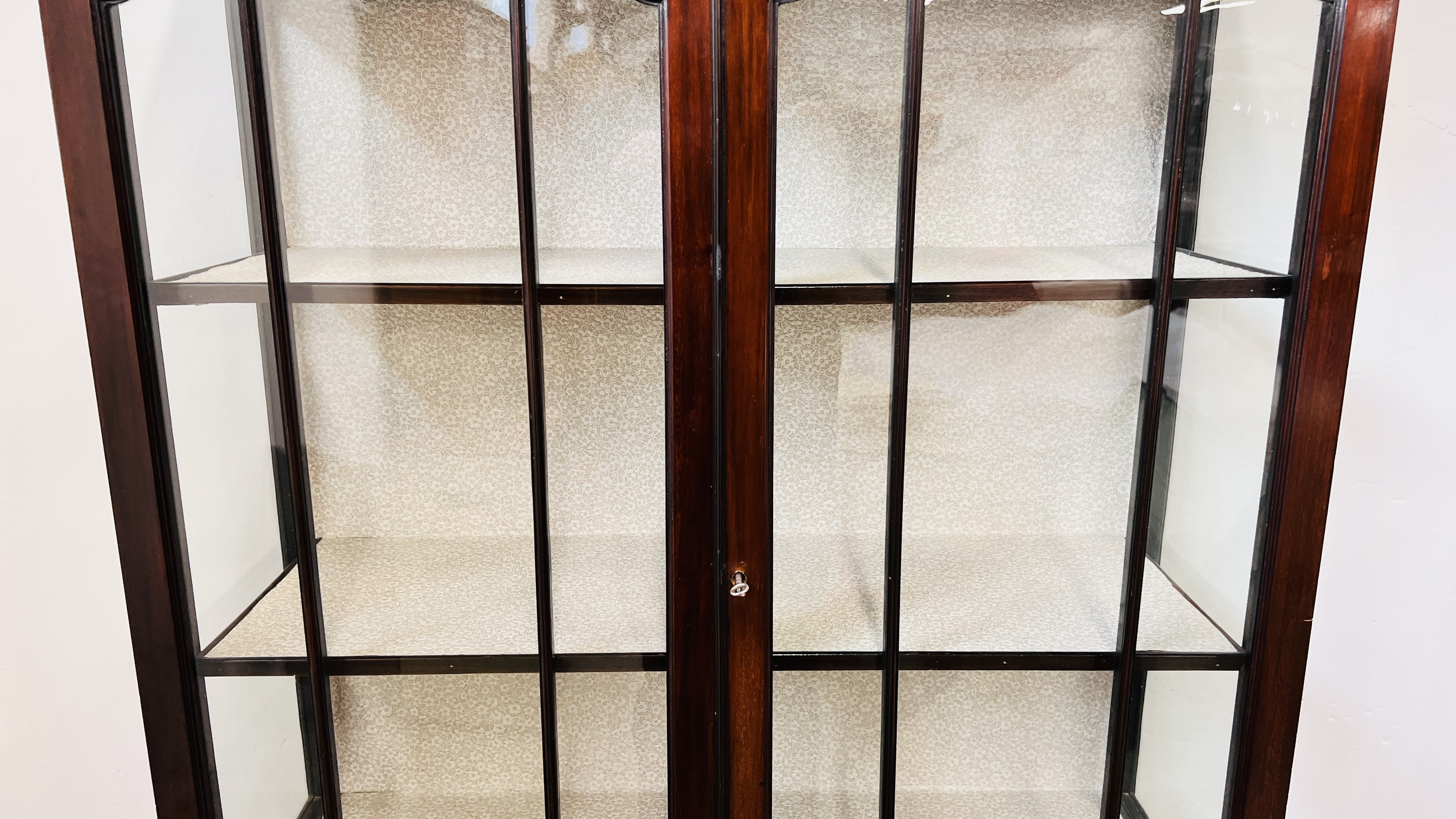 A VINTAGE STYLE MAHOGANY GLAZED TWO DOOR DISPLAY CABINET WITH SHAPED PEDIMENT, - Image 6 of 10