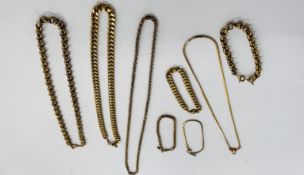 A GROUP OF 4 GOLD TONE BRACELET AND NECKLACE SETS TO INCLUDE FLAT LINK & BELCHER EXAMPLES