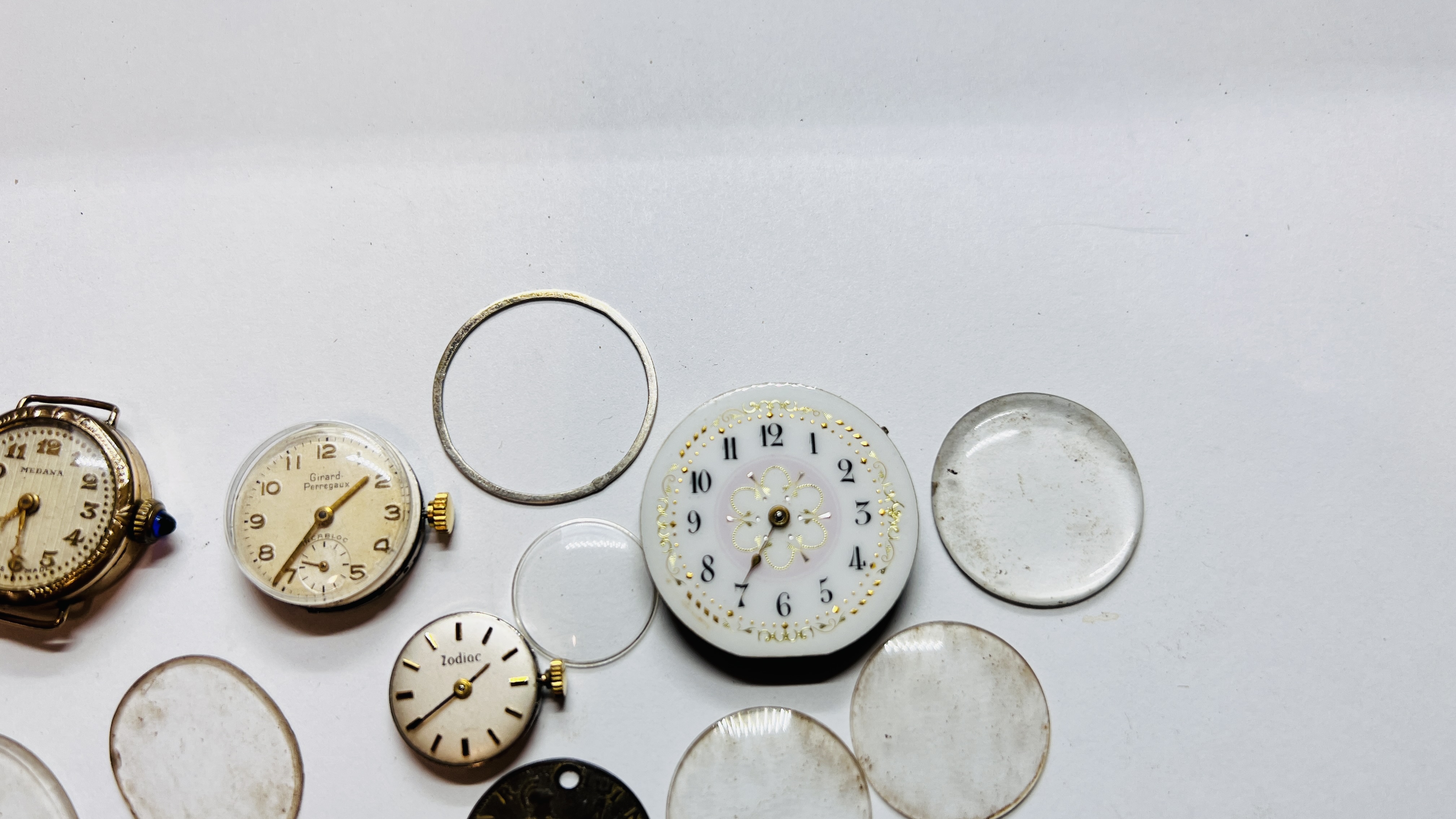 A GROUP OF VINTAGE WATCH FACES AND GLASSES TO INCLUDE ENAMELED AND EXAMPLES MARKED MEDANA, - Image 2 of 9