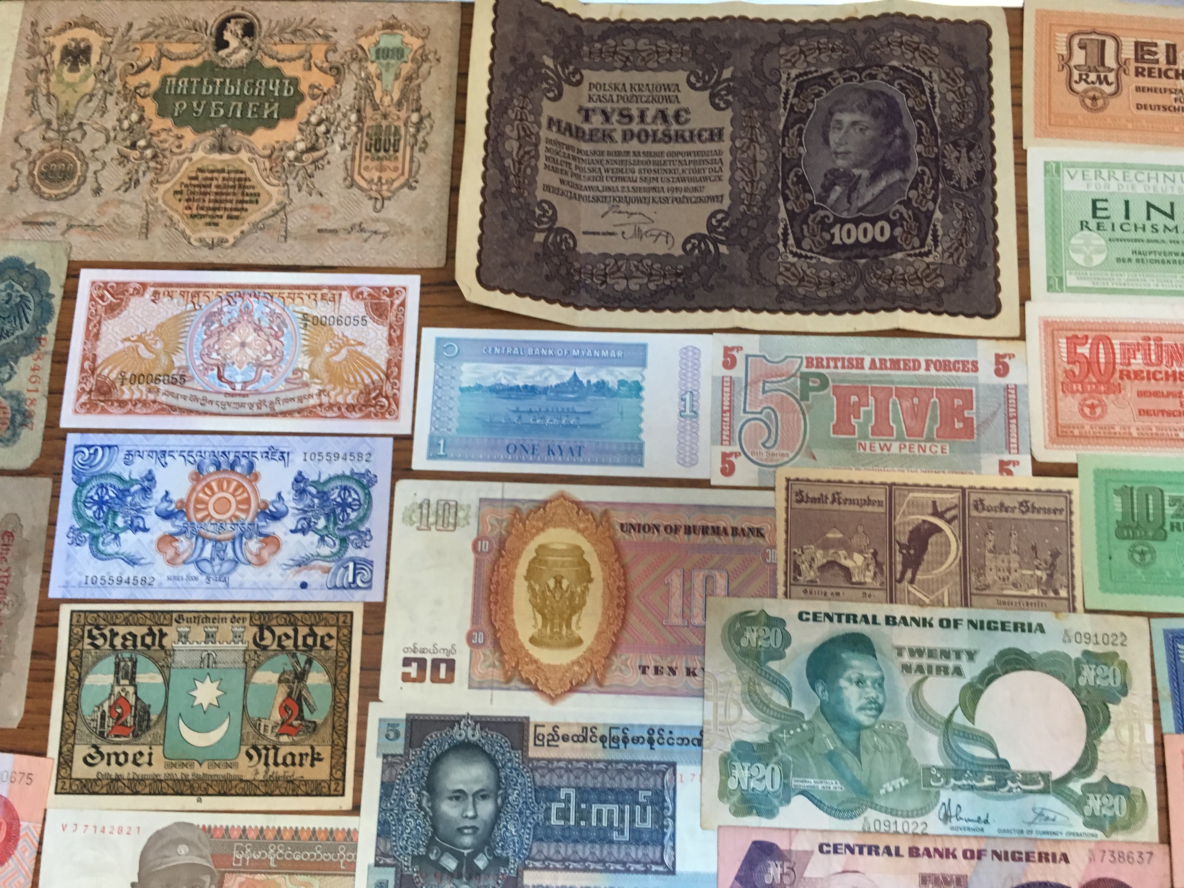 BANKNOTES: PACKET OF MIXED OVERSEAS NOTES IN VARIOUS GRADES (APPROX 105). - Image 7 of 14