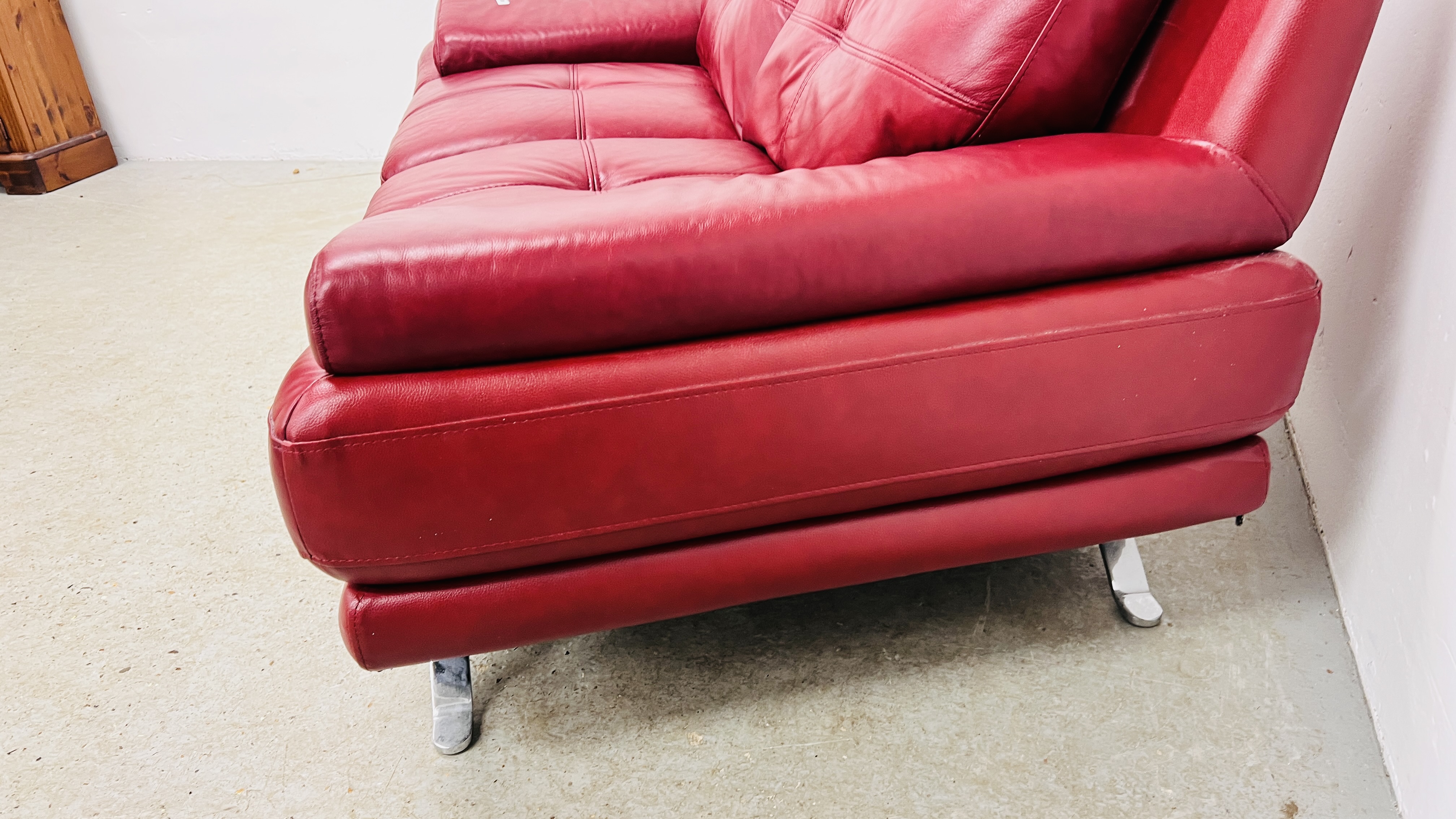 A DESIGNER ITALIAN RED LEATHER TWO SEATER SOFA W 180CM. - Image 3 of 10