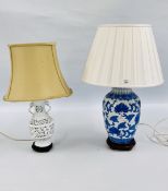 AN ORIENTAL MODERN BLUE AND WHITE CERAMIC TABLE LAMP AND PLEATED SHADE H 65CM OVERALL ALONG WITH A