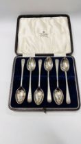 A CASED SET OF 6 ANTIQUE SILVER TEASPOONS, SHEFFIELD ASSAY 1903 MAKER J.B.