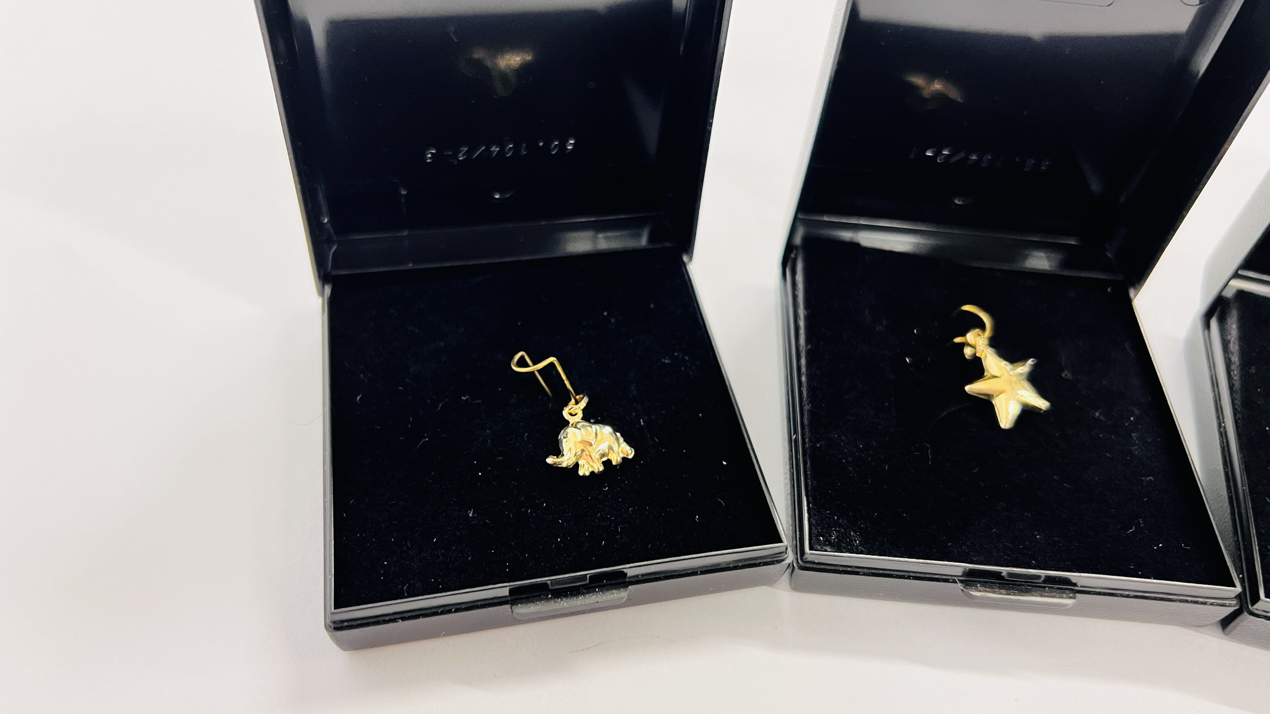 TWO 9CT GOLD PENDANTS TO INCLUDE A STAR AND AN ELEPHANT ALONG WITH A YELLOW METAL NEFERTITI PENDANT - Image 4 of 5