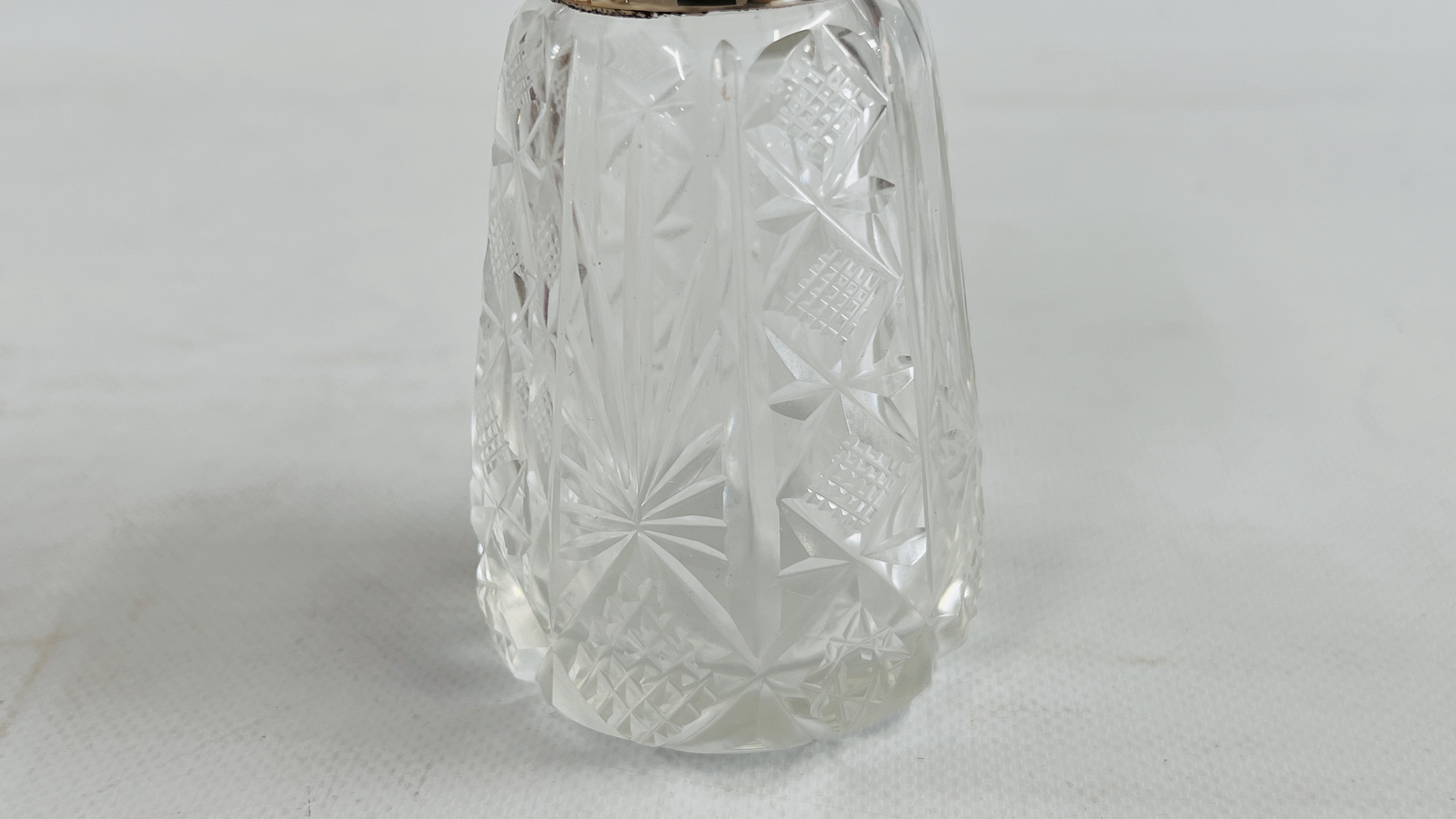 A CUT GLASS SILVER TOPPED SIFTER BIRMINGHAM ASSAY B.E.S & CO. - H 16CM. - Image 9 of 12