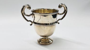 AN ANTIQUE SILVER TROPHY CUP LONDON ASSAY 1936 MAKER C & CO. H 9.5CM.