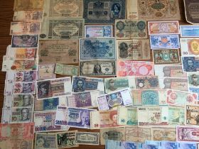 BANKNOTES: PACKET OF MIXED OVERSEAS NOTES IN VARIOUS GRADES (APPROX 105).