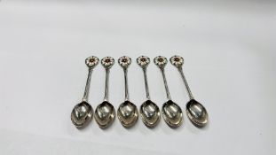 A SET OF 6 SILVER AND ENAMELLED SPOONS, BIRMINGHAM ASSAY 1955 MAKER TURNER & SIMPSON - L 9.5CM.