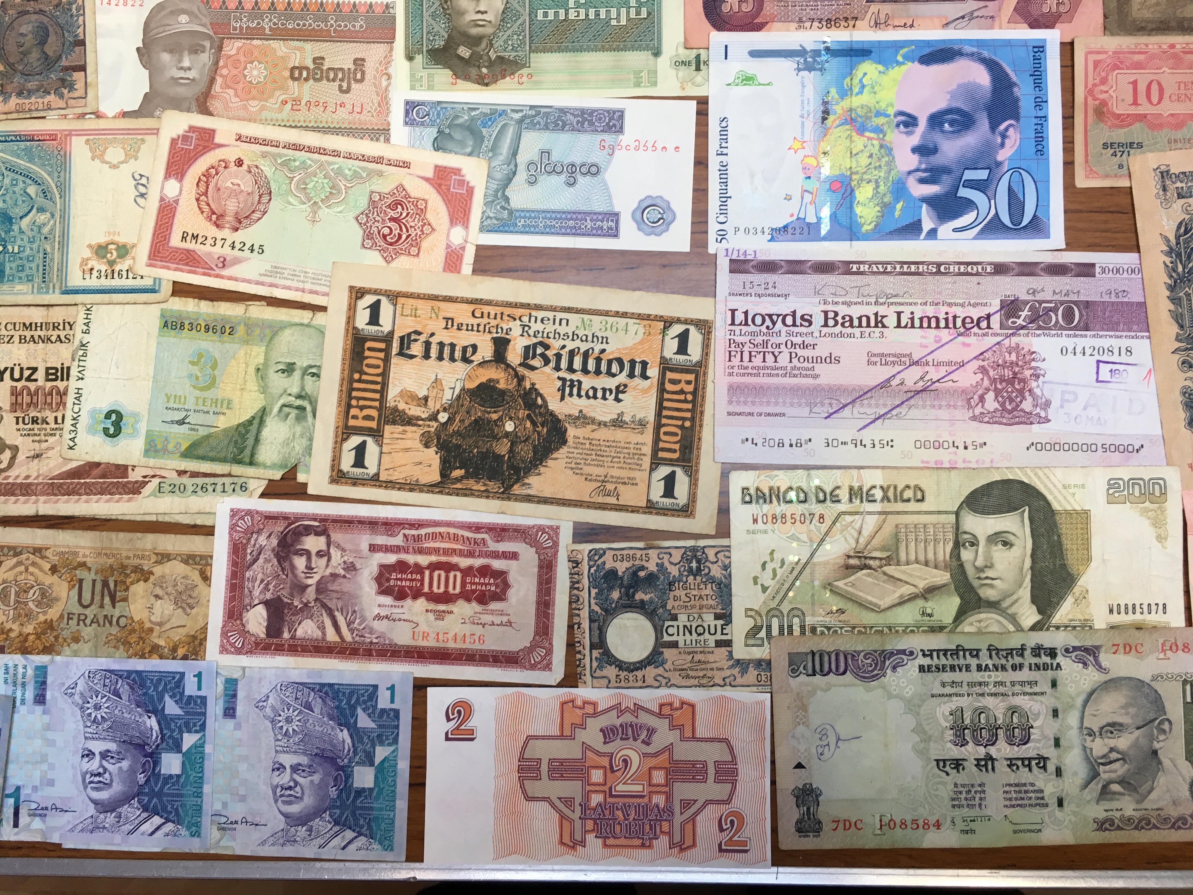 BANKNOTES: PACKET OF MIXED OVERSEAS NOTES IN VARIOUS GRADES (APPROX 105). - Image 9 of 14