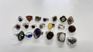A BAG OF 20 ASSORTED SILVER AND WHITE METAL RINGS TO INCLUDE MANY STONE SET AND FILIGREE EXAMPLES.