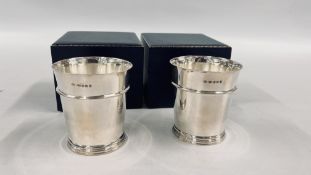 A PAIR OF CASED MODERN SILVER BEAKERS BIRMINGHAM ASSAY 2006 MAKER ANVIC SILVER H 9.8CM.