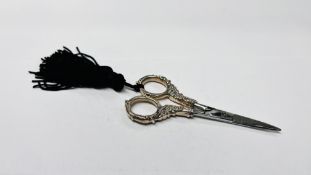 A PAIR OF ORNATE SILVER HANDLED SCISSORS, BIRMINGHAM ASSAY L 10CM.