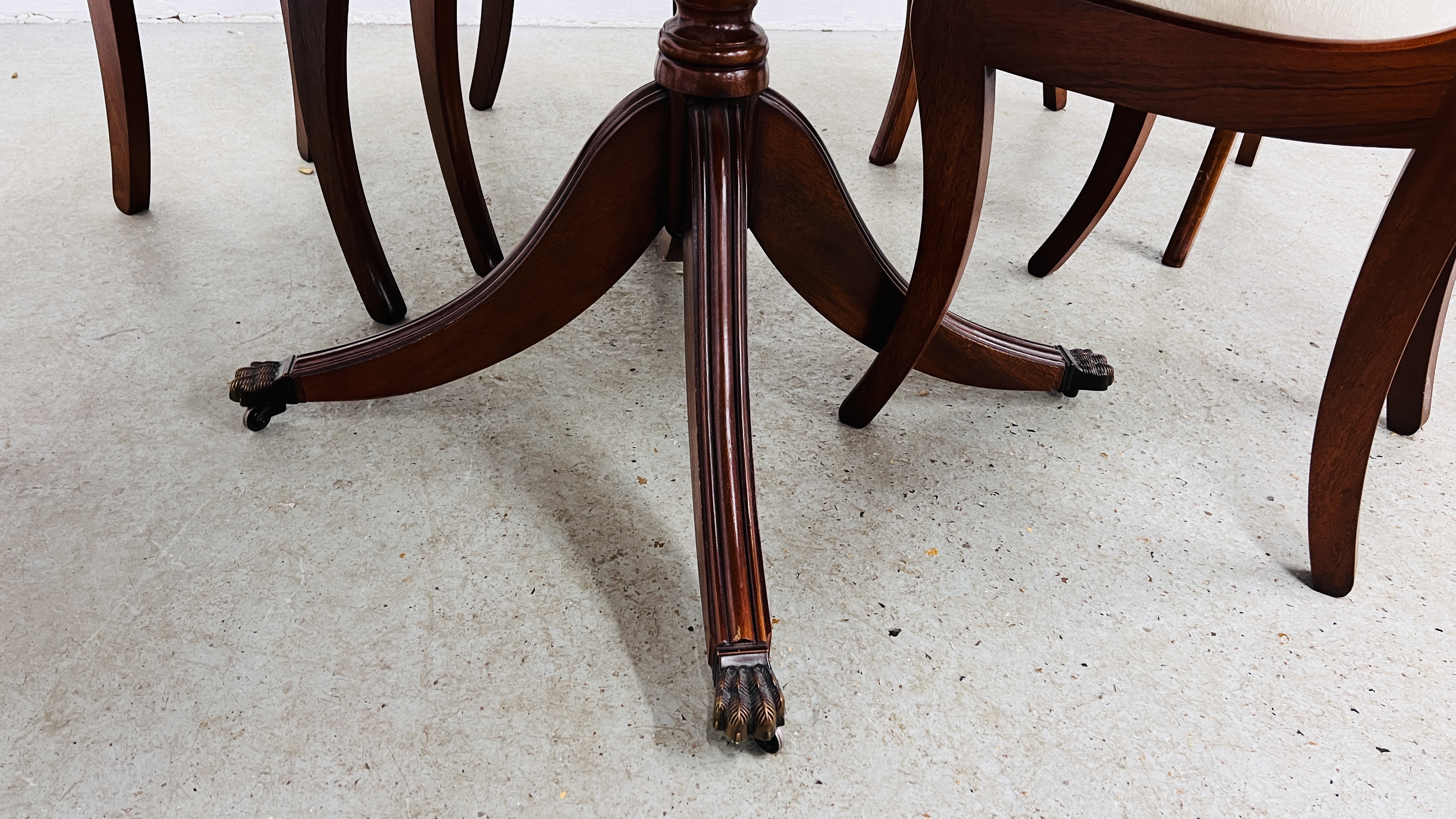 A REPRODUCTION MAHOGANY FINISH EXTENDING DROP LEAF DINING TABLE ALONG WITH 4 MATCHING CHAIRS AND 2 - Image 6 of 8