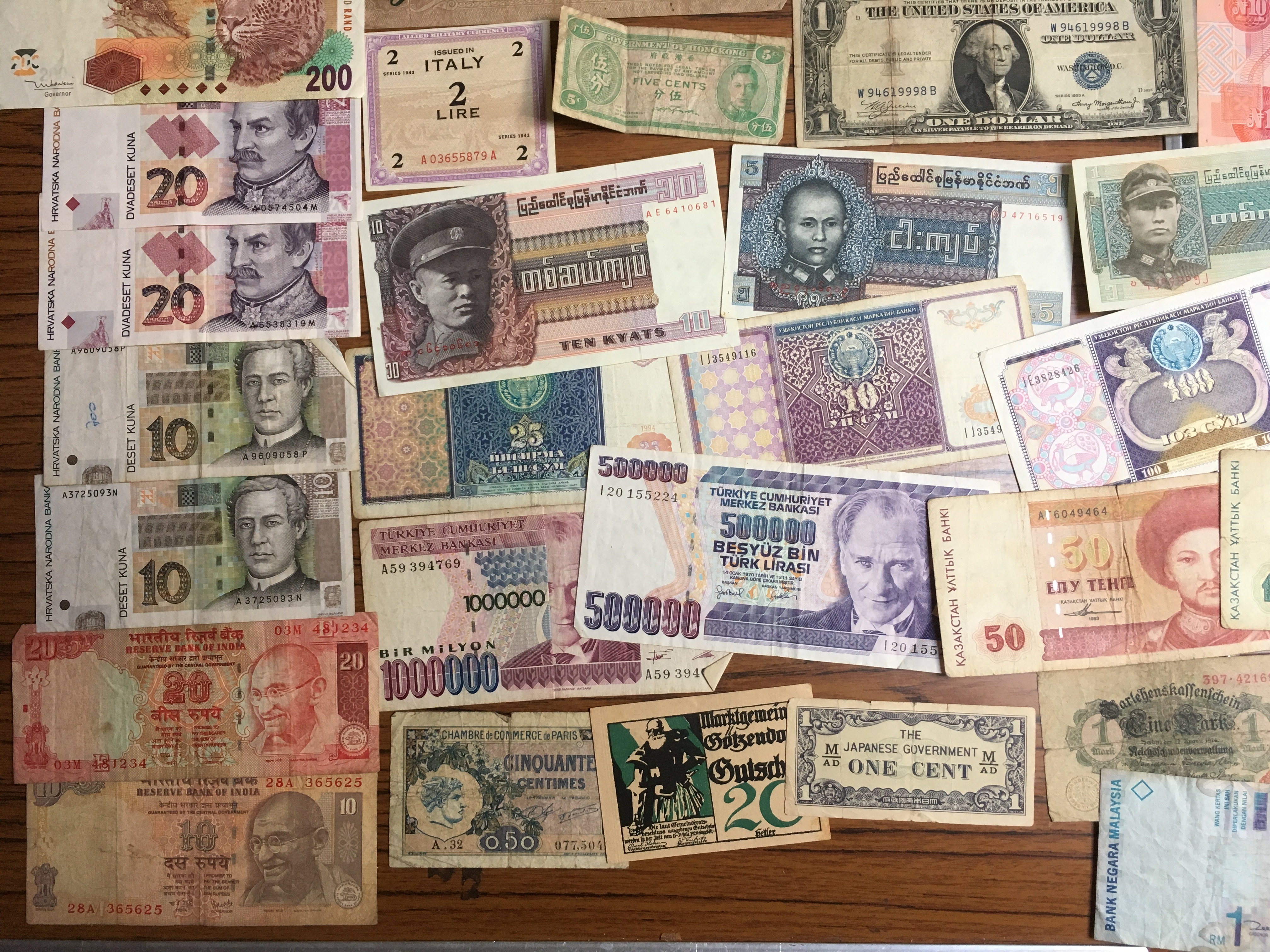 BANKNOTES: PACKET OF MIXED OVERSEAS NOTES IN VARIOUS GRADES (APPROX 105). - Image 3 of 14