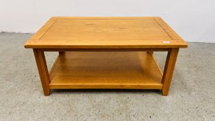 A MODERN SOLID LIGHT OAK RECTANGULAR COFFEE TABLE - W 100CM, D 60CM, H 45CM.