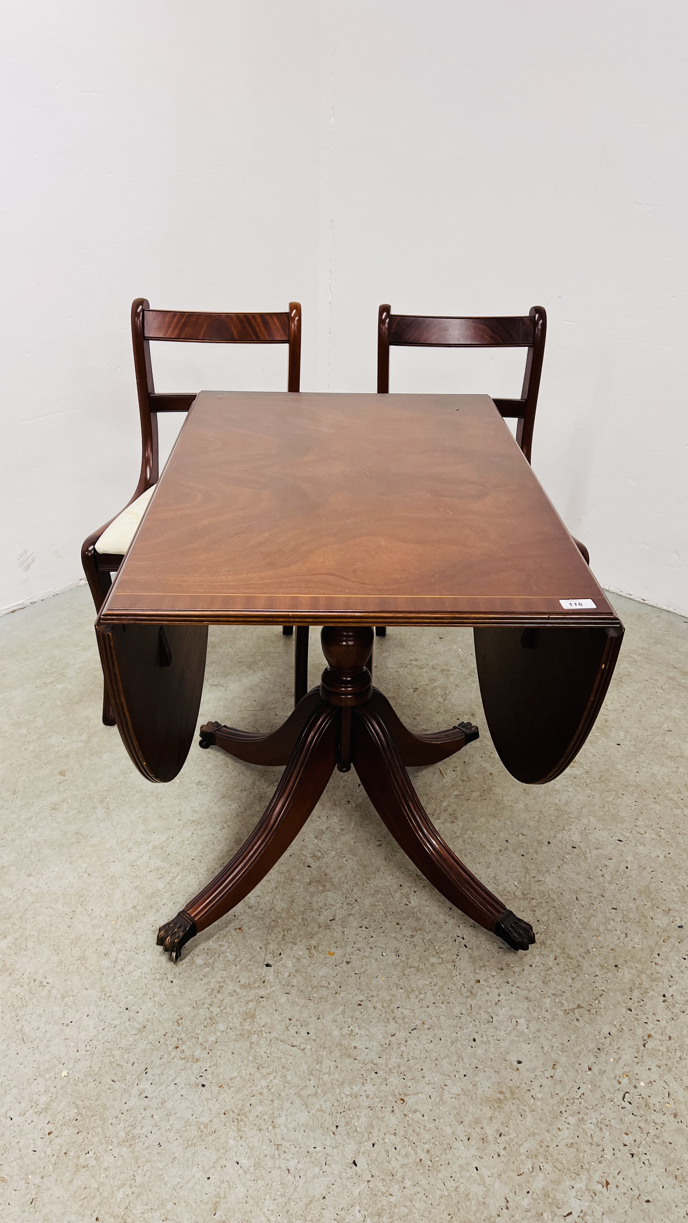 A REPRODUCTION MAHOGANY FINISH EXTENDING DROP LEAF DINING TABLE ALONG WITH 4 MATCHING CHAIRS AND 2 - Image 8 of 8