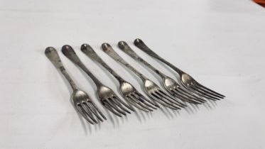 6 MID-C18TH HANOVERIAN PATTERN SILVER TABLE FORKS (405g)
