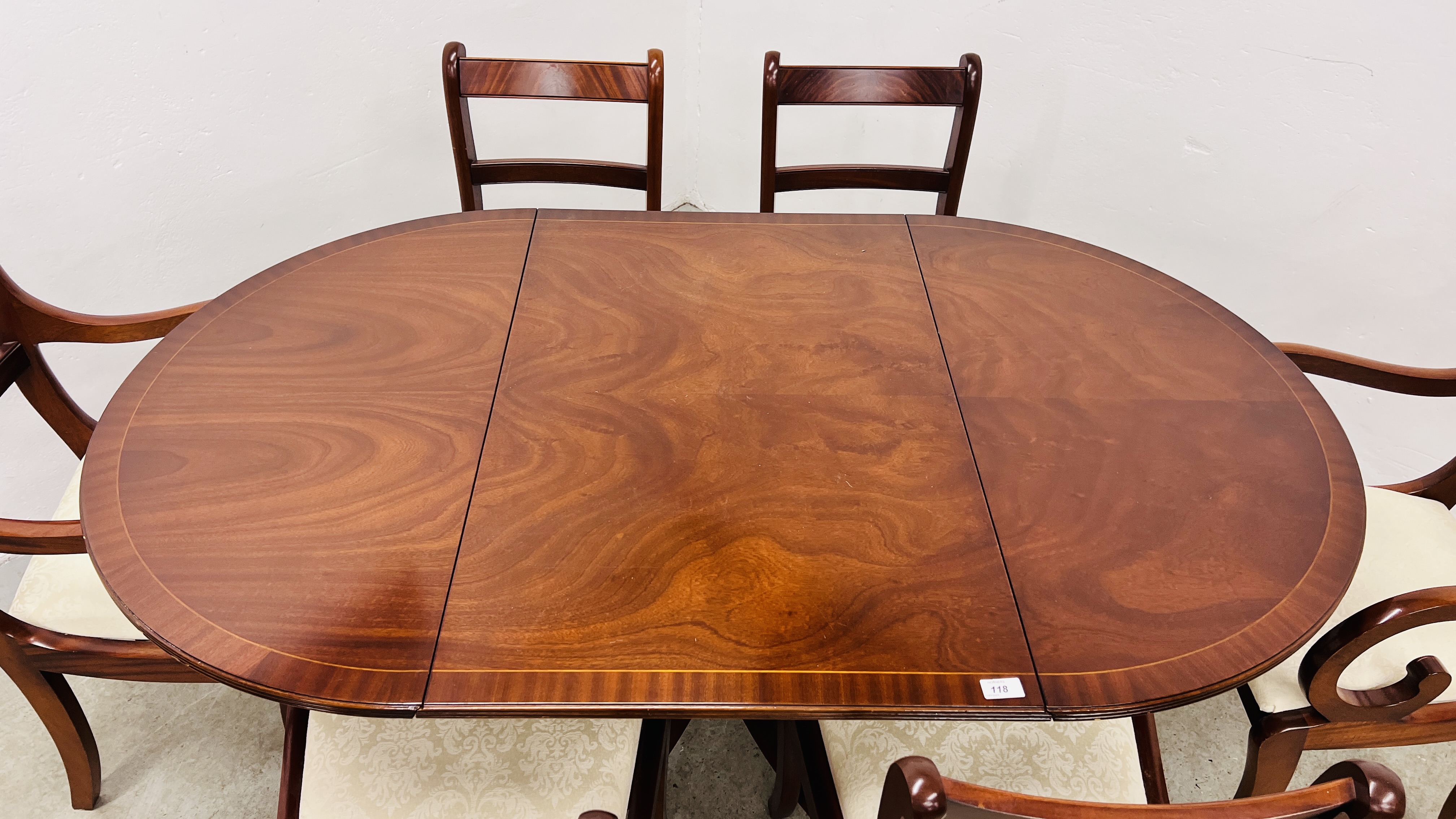 A REPRODUCTION MAHOGANY FINISH EXTENDING DROP LEAF DINING TABLE ALONG WITH 4 MATCHING CHAIRS AND 2 - Image 2 of 8