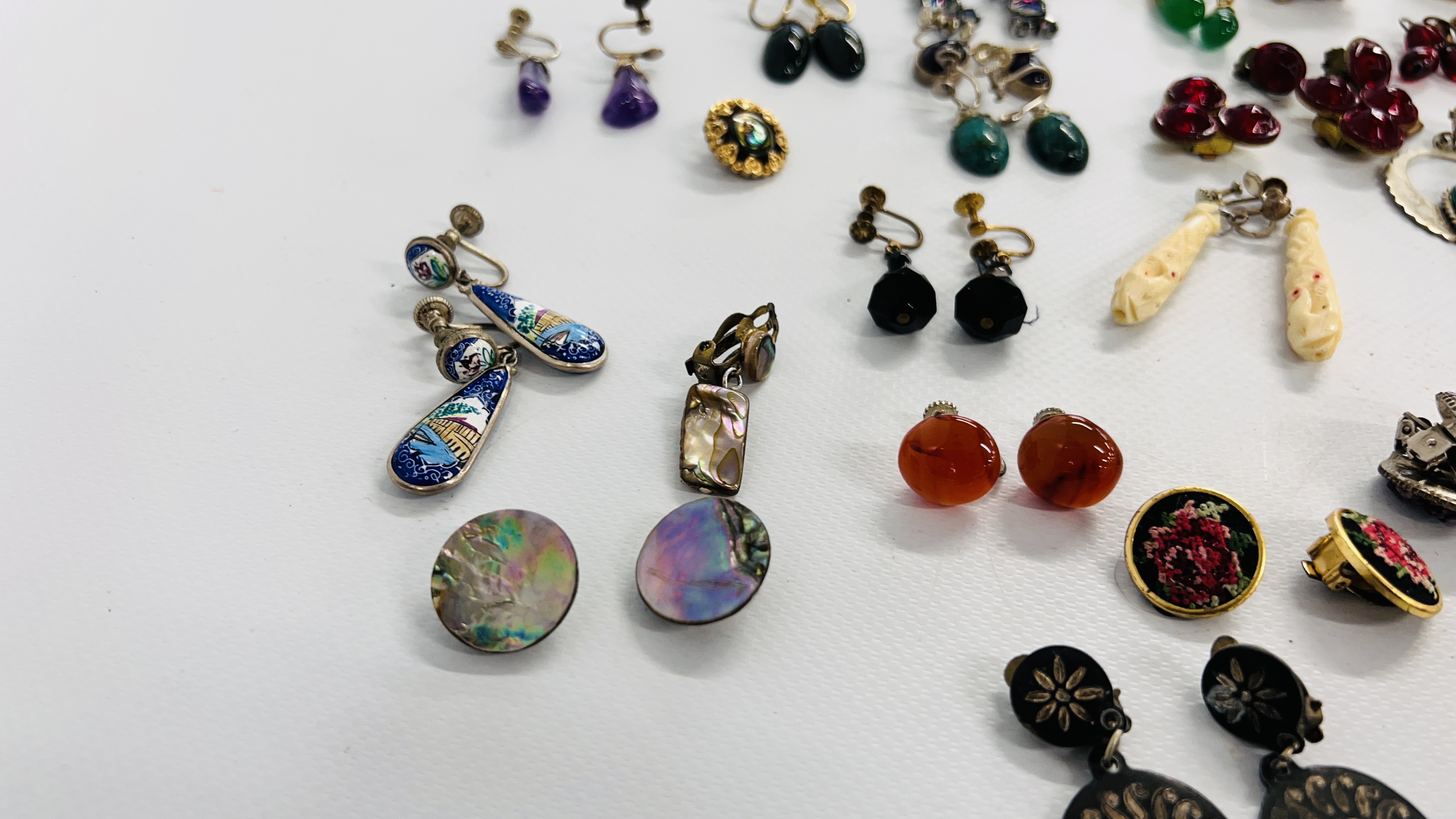 A TRAY CONTAINING APPROX 37 PAIRS OF MODERN AND VINTAGE EARRINGS ETC. - Image 3 of 8